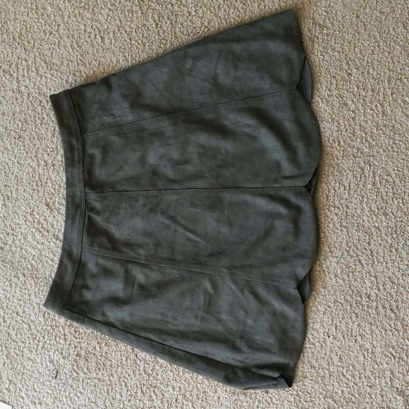 New with Tags Onetheland Olive Green Faux Suede Scalloped Skirt Size Small - Picture 1 of 6